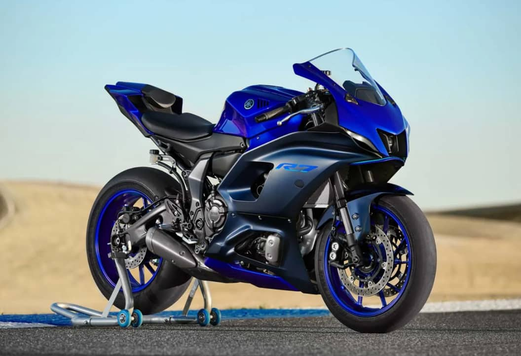 Yamaha R7's motorcycle